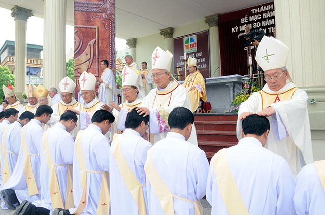 Không thể là linh mục mà lại tách biệt khỏi dân chúng