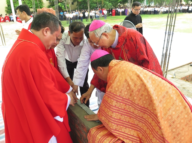 Đặt viên đá khởi công xây dựng tòa nhà TGM mới trong ngày Đại lễ mừng hai Thánh Tông đồ Phêrô và Phaolô, bổn mạng ĐGM Phaolô và ĐGM Phụ tá Phêrô