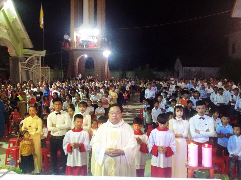 Trước tường đài thánh An-tôn Trung Phu