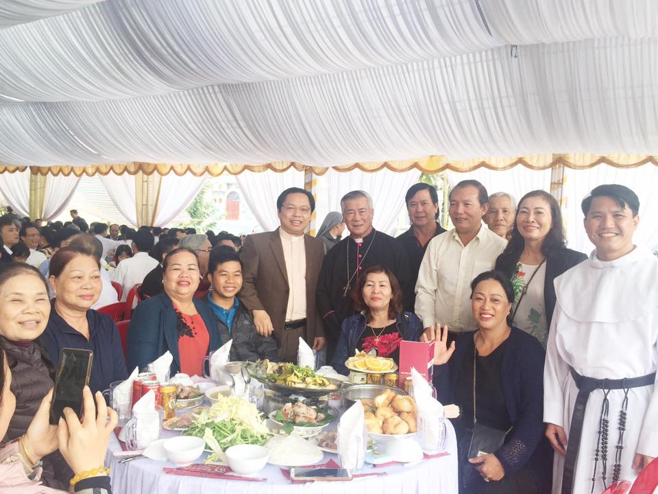 GP.VINH: Thánh lễ nhận Toà của Đức Cha Anphong Nguyễn Hữu Long