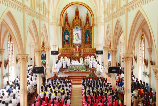 Bên trong nhà thờ xứ Phú Tăng