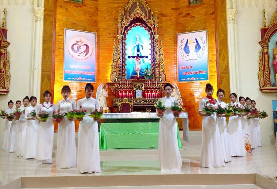 Sách Tháng Đức Bà - Tháng Hoa dâng kính Mẹ Maria